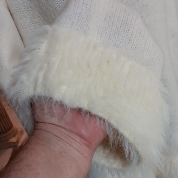 Cozy Cream Turtleneck Sweater - Picture 5 of 6